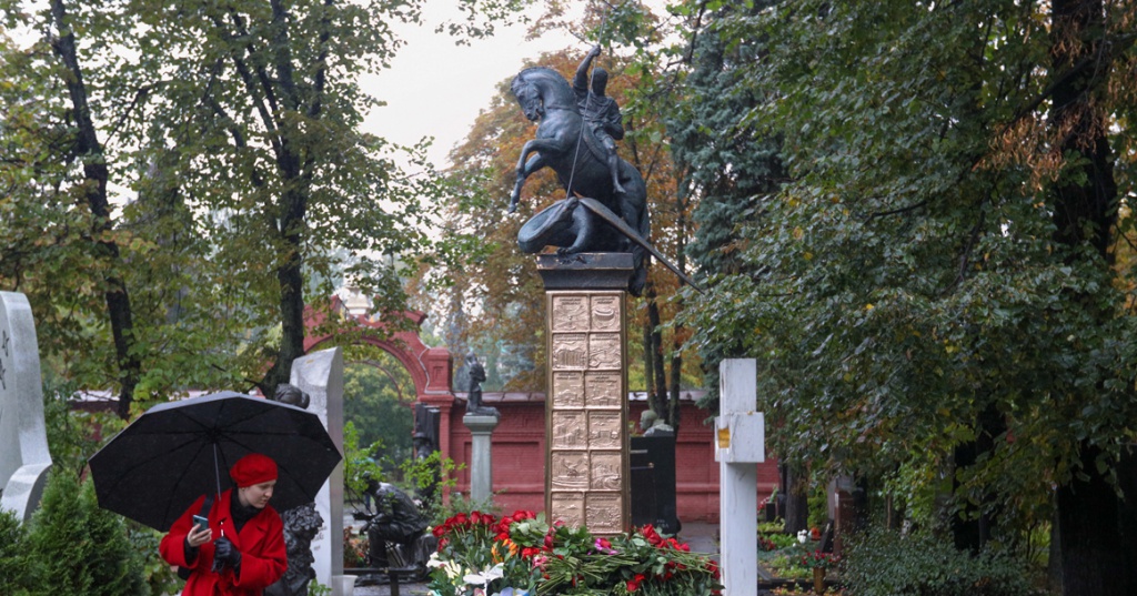 Памятник на могиле Лужкова.jpg